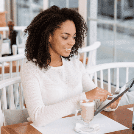 cliente pidiendo desde una tablet su comida en el restaurante