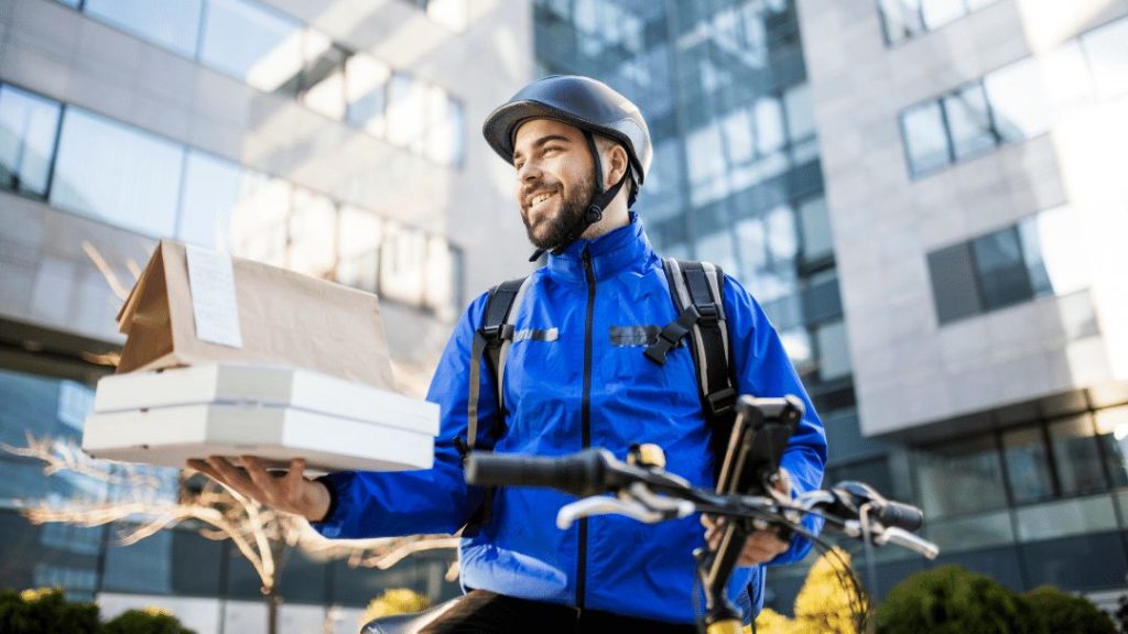 Imagen de un repartidor delivery llevando comida a domicilio