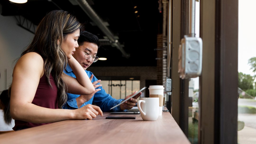 clientes poniend una reseña Reseñas positivas para restaurantes