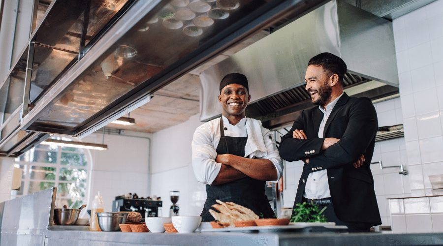 Cocineros en cocina de restaurante