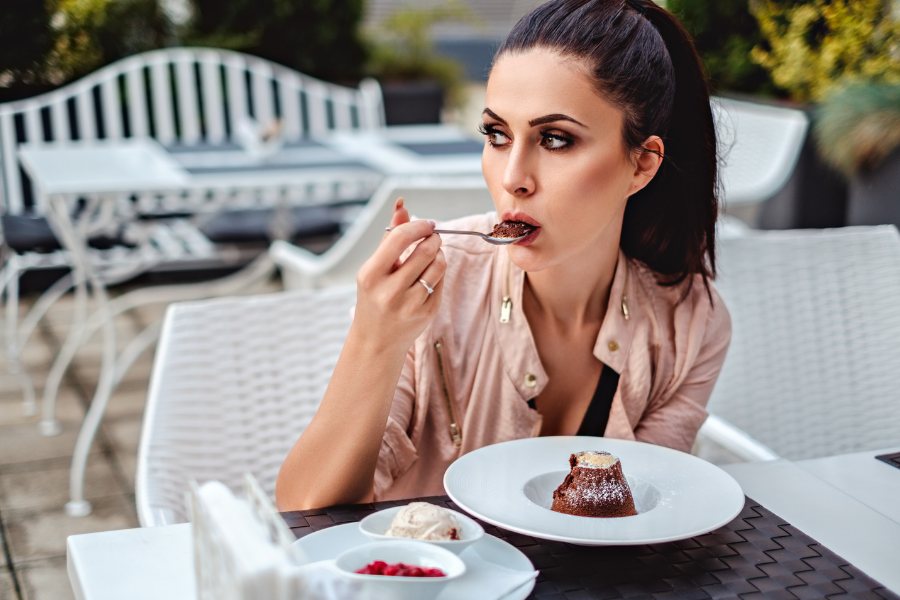 Mujer-consumiendo-en-un-restaurante Técnicas para aumentar el número de clientes de un restaurante