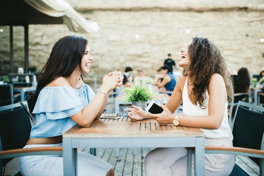 mujeres-tomando-algo-en-una-terraza-de-bar consejos para mejorar las ventas en una terraza durante el verano