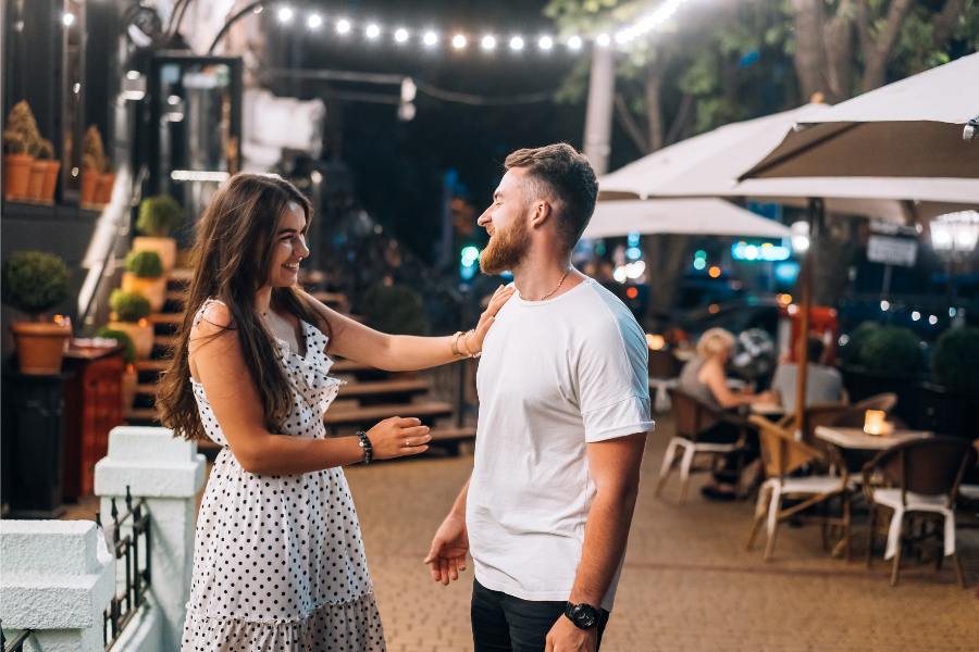 pareja-en-la-terraza-de-un-bar Como conseguir que más clientes vayan a tu establecimiento de hostelería
