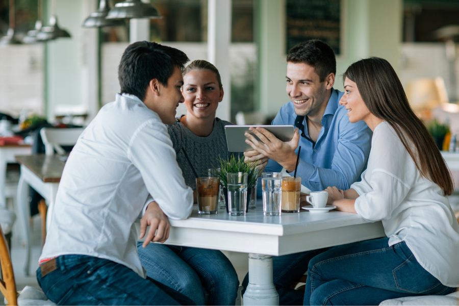 tablet-para-restaurantes clientes consumiendo en un establecimiento
