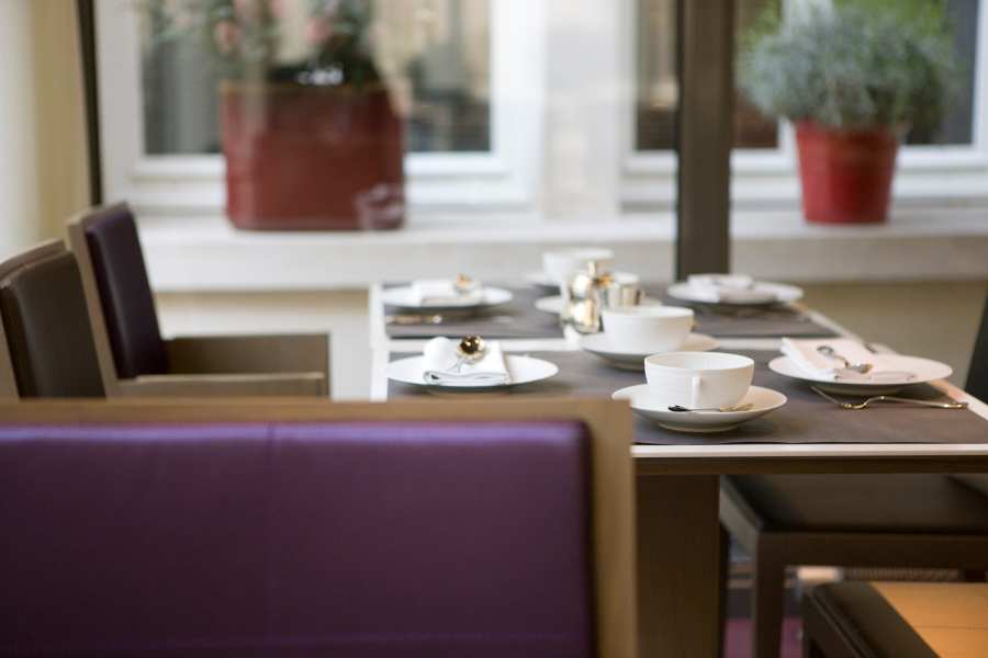 cafeteria con decoración sencilla restaurante con poca decoración para ahorrar costes