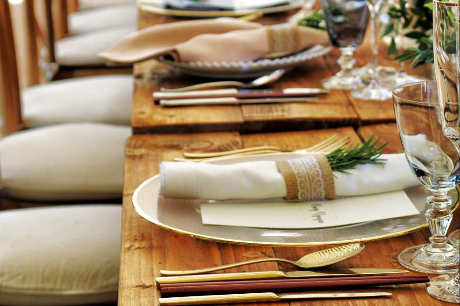 mesa para comidas en un restaurante Mesa de comensales en restaurante