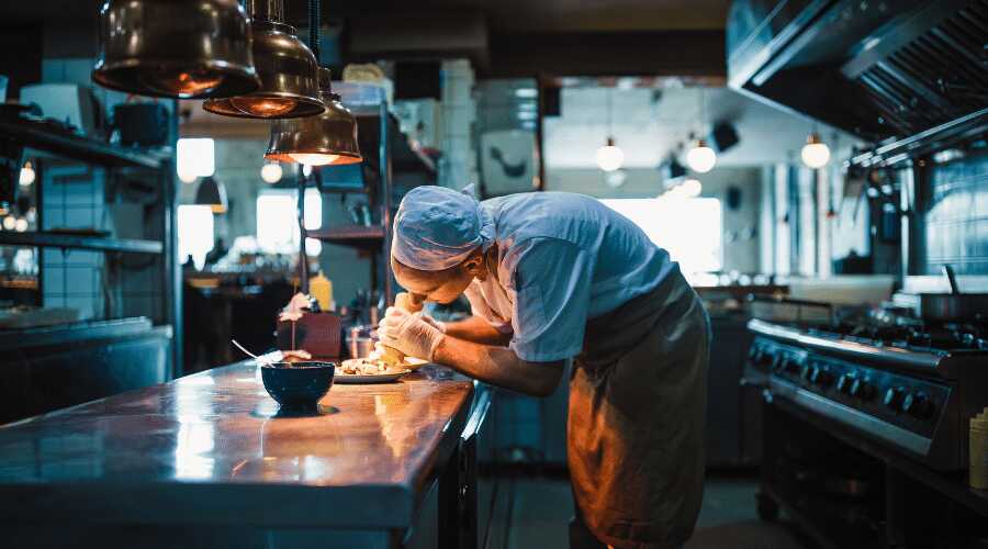 Una de las tendencias de restaurantes para el 2022 son las cocinas fantasmas o dark kitchen.