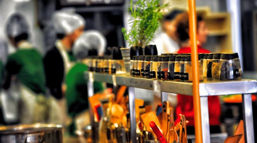 cocina-con-el-stock-colocado Organiza la cocina y el stock de tu restaurante de la manera más rentable para optimizar tus ventas