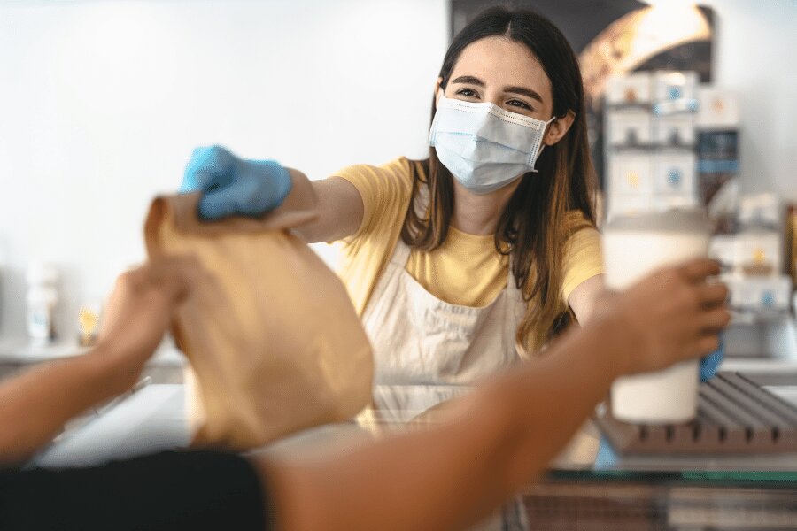 Conoce los requisitos para abrir un bar que tienen las mujeres emprendedoras