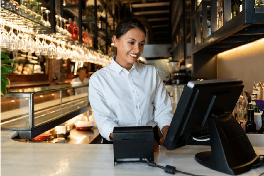 Camarera aprendiendo como realizar un cierre de caja diario con software tpv para bares y restaurantes.