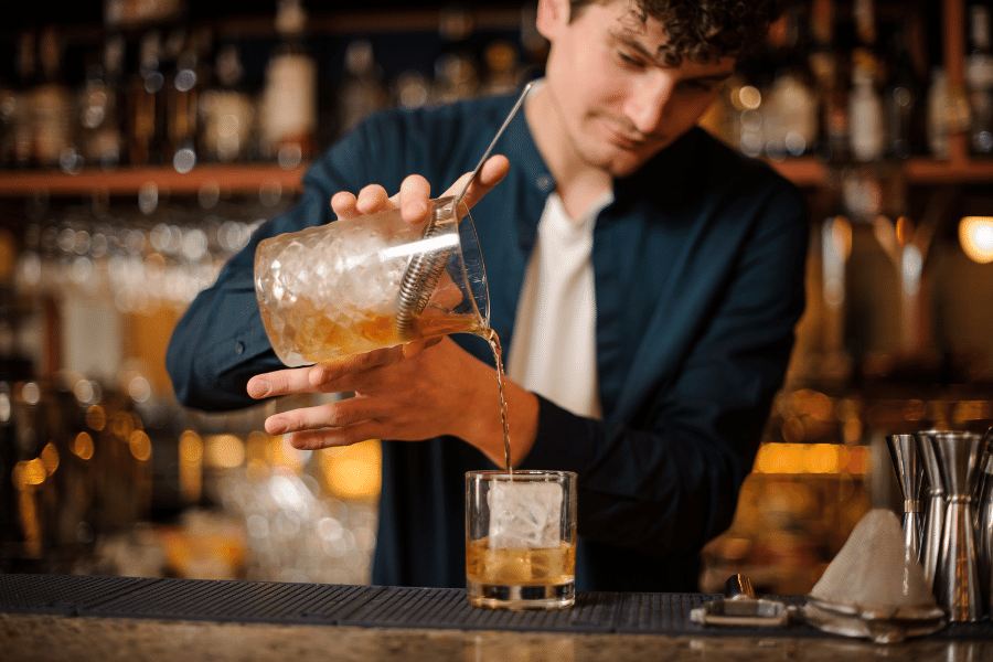 Descubre qué es un bartender para bares y restaurantes