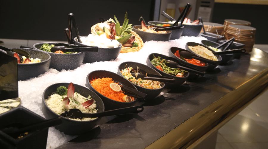 Comida-buffet-restaurante-compressed Pasos para ahorrar en gastos de materia prima.