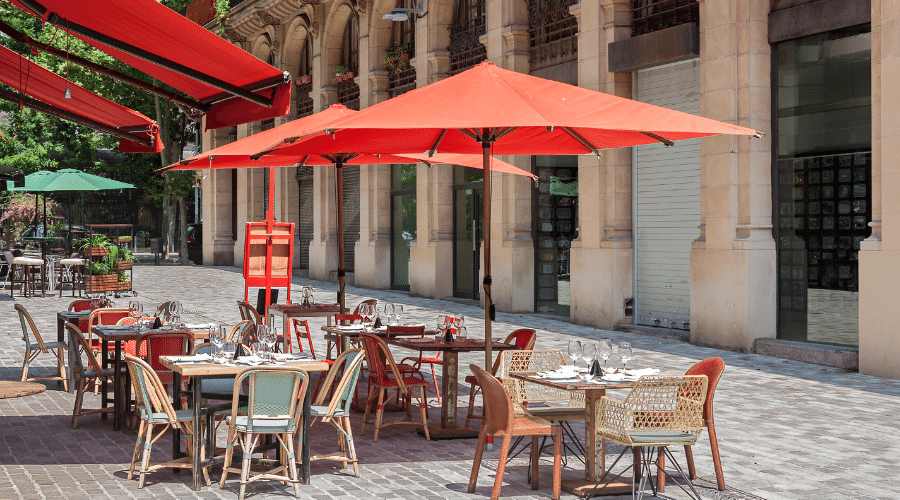 Licencia de terraza de bar con sombrilla y toldo